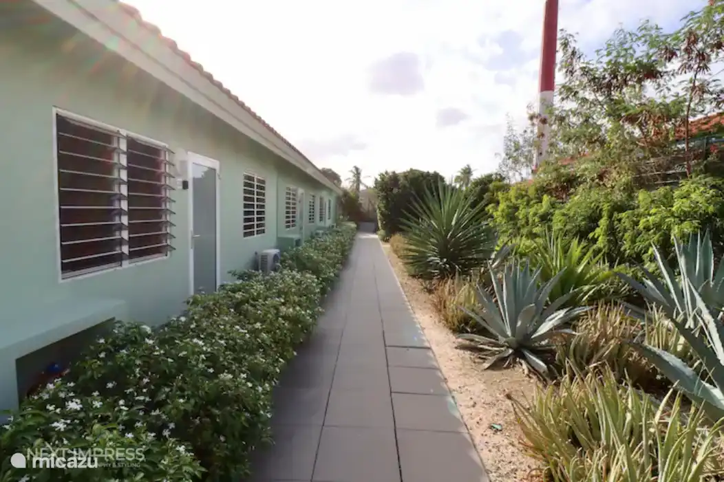 Entrée principale de l’appartement à l’arrière de la station