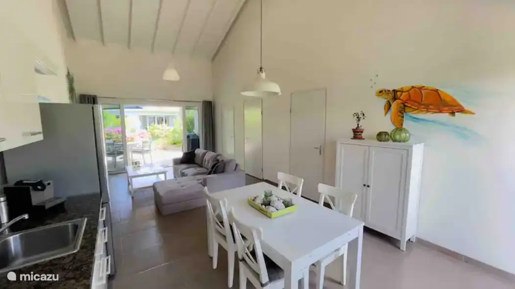 Salon spacieux avec cuisine ouverte et salle à manger