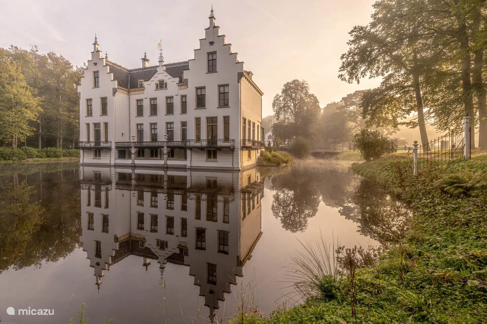 Schloss Staverden; Mit dem Fahrrad sind Sie in kürzester Zeit hier. Wunderbare Route zum Radfahren und um dieses Schloss herum befindet sich ein schöner Garten. Hier können Sie auch ein leckeres Mittagessen und Getränke genießen