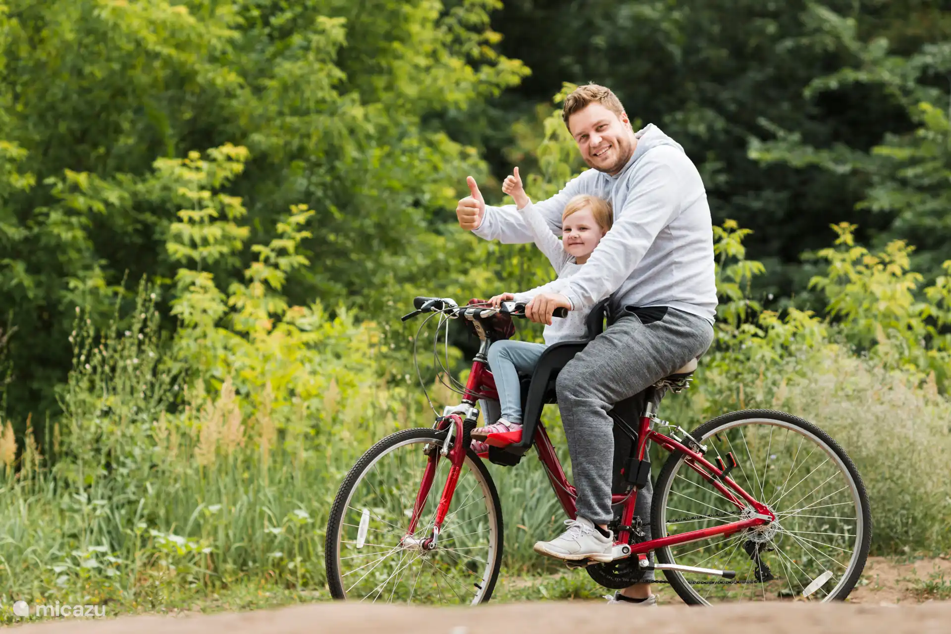 Vom Park aus können Sie zu Fuß oder mit dem Fahrrad direkt in den Wald hinein gehen.
