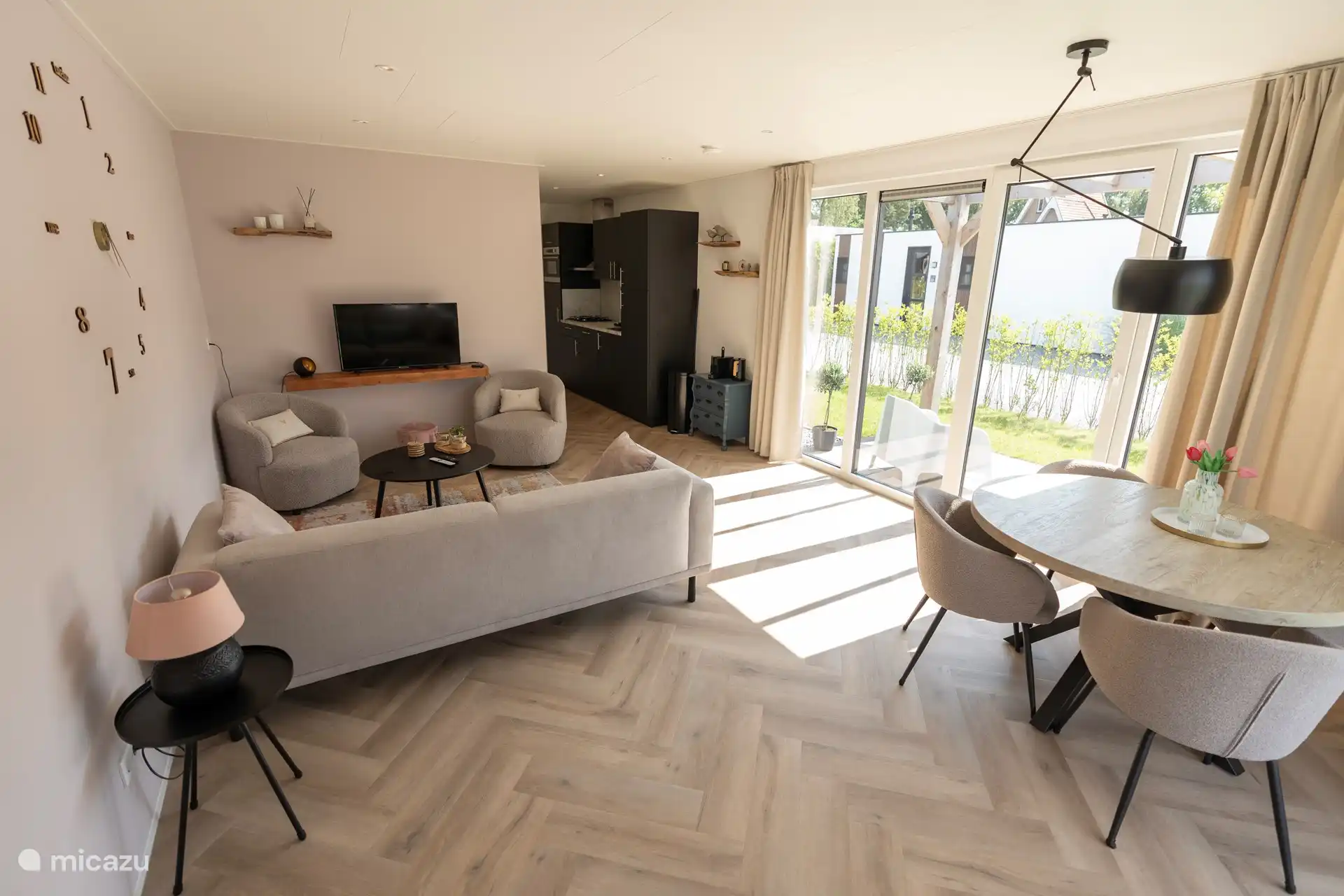 Gemütliches Wohnzimmer mit viel Licht, luxuriös eingerichtet