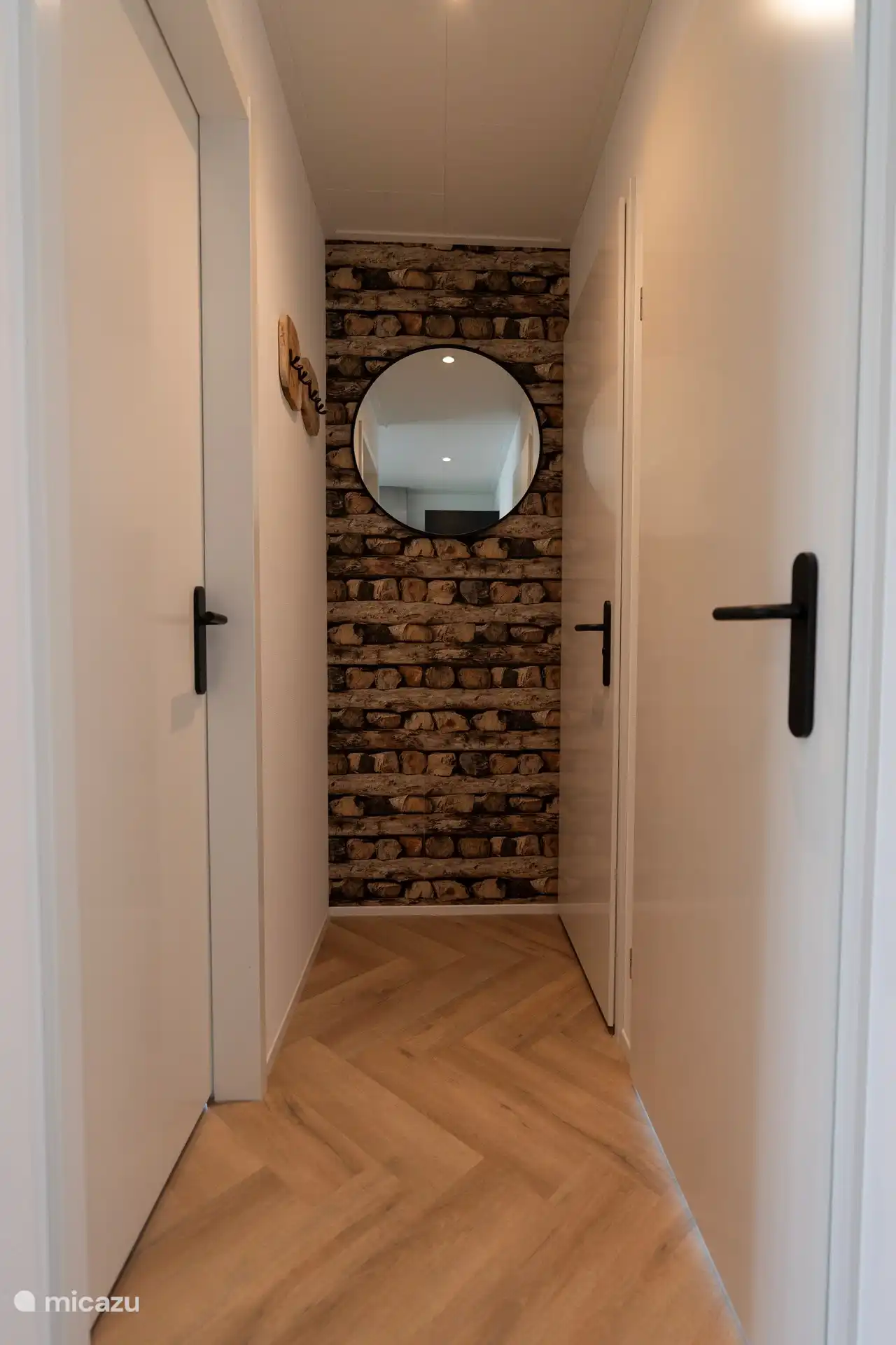 Flur mit Garderobe und Spiegel