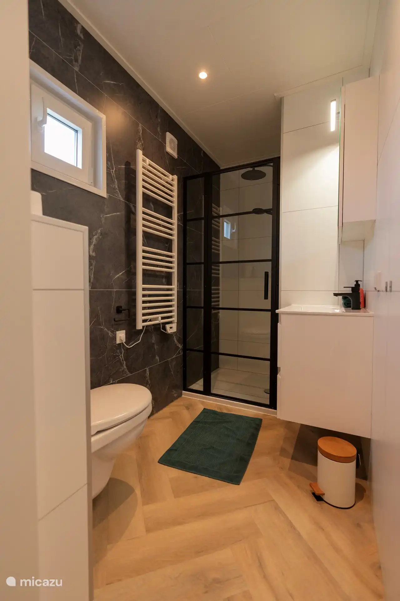 Dusche, WC und Waschbecken