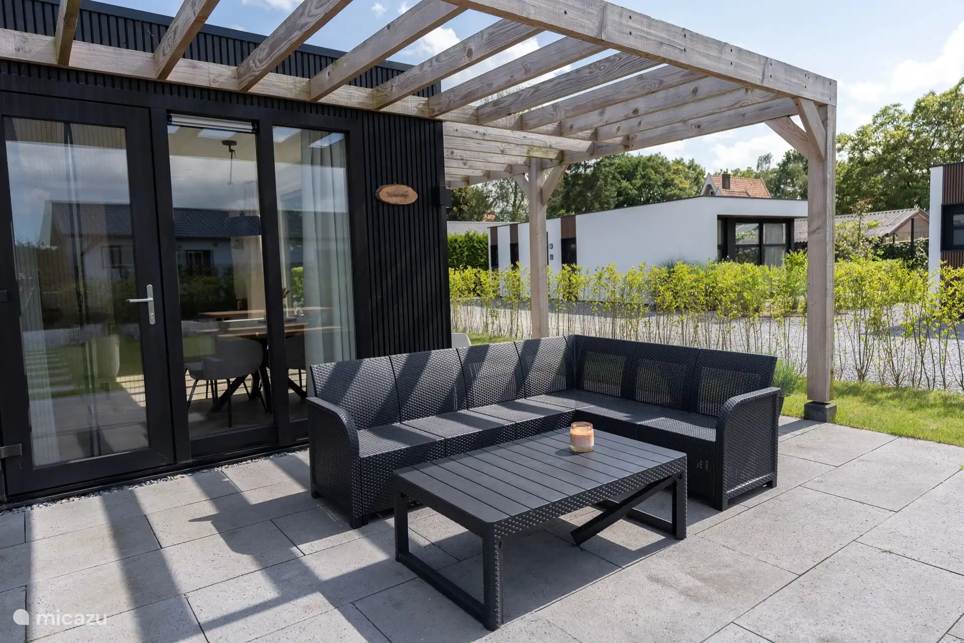 Schönes Lounge-Set, natürlich mit Kissen (nicht auf dem Foto)