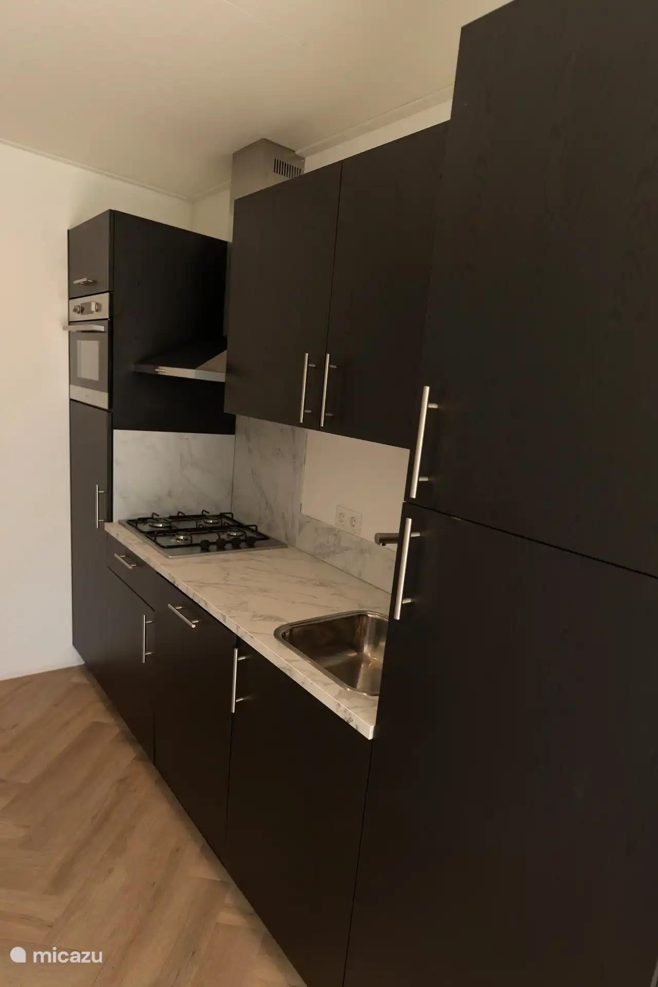 Küche mit Gasherd, Kühlschrank und Cobi-Backofen