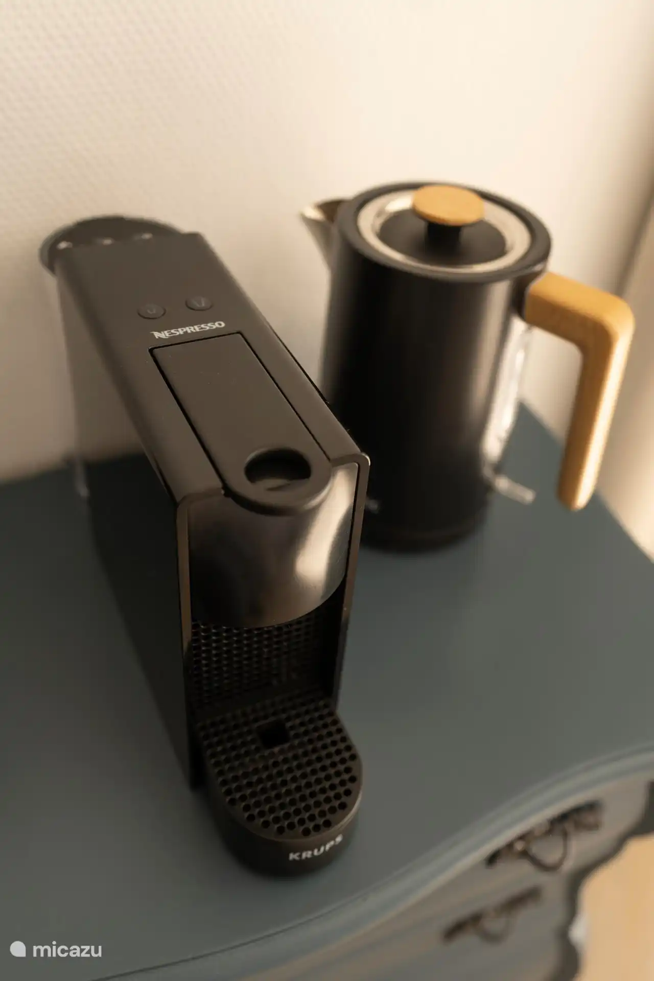 Nespresso-Kaffeemaschine, Wasserkocher und Milchaufschäumer