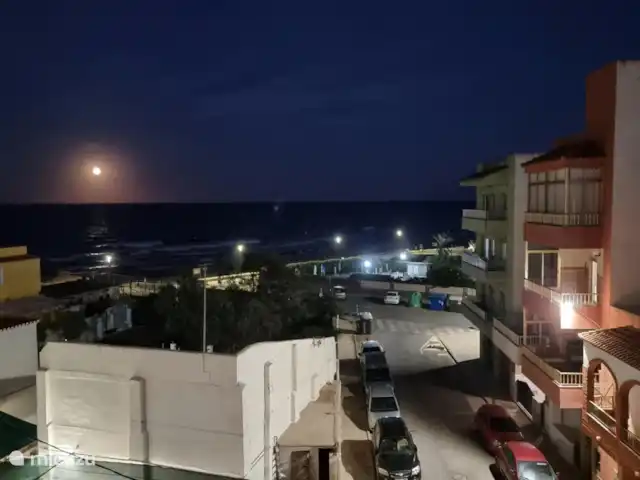 apartamento en España, Valencia, Valencia, España – Primadonna Suites Beach Vista desde el balcon en la noche
