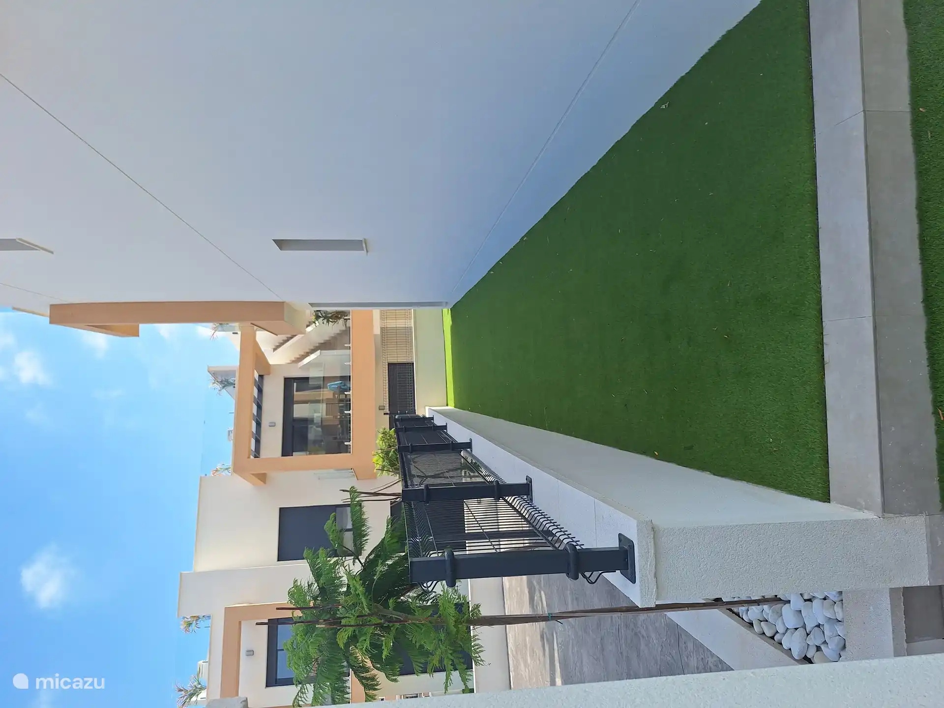 Casa lateral con jardín