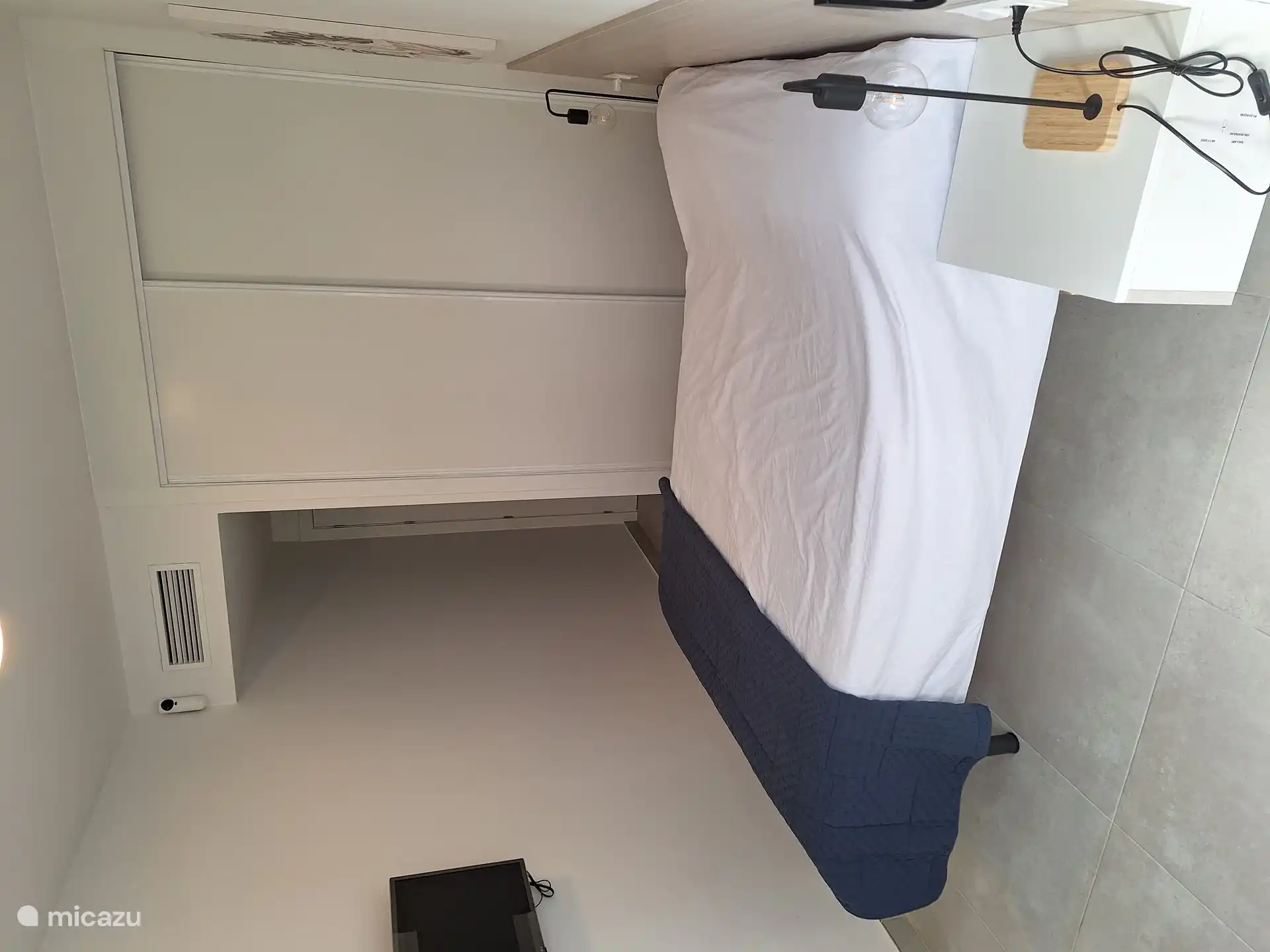 Dormitorio con cama doble con baño incluido