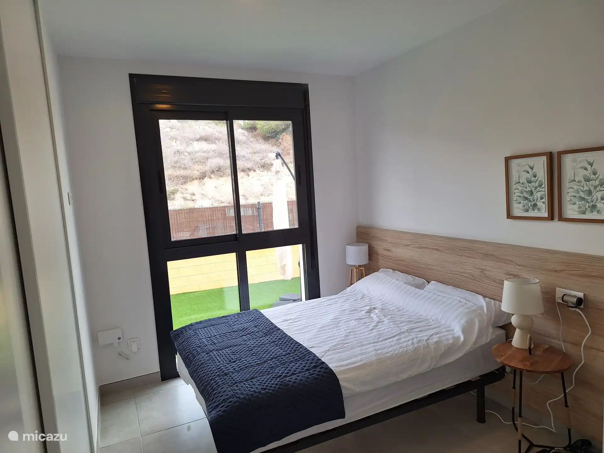 Dormitorio con cama doble