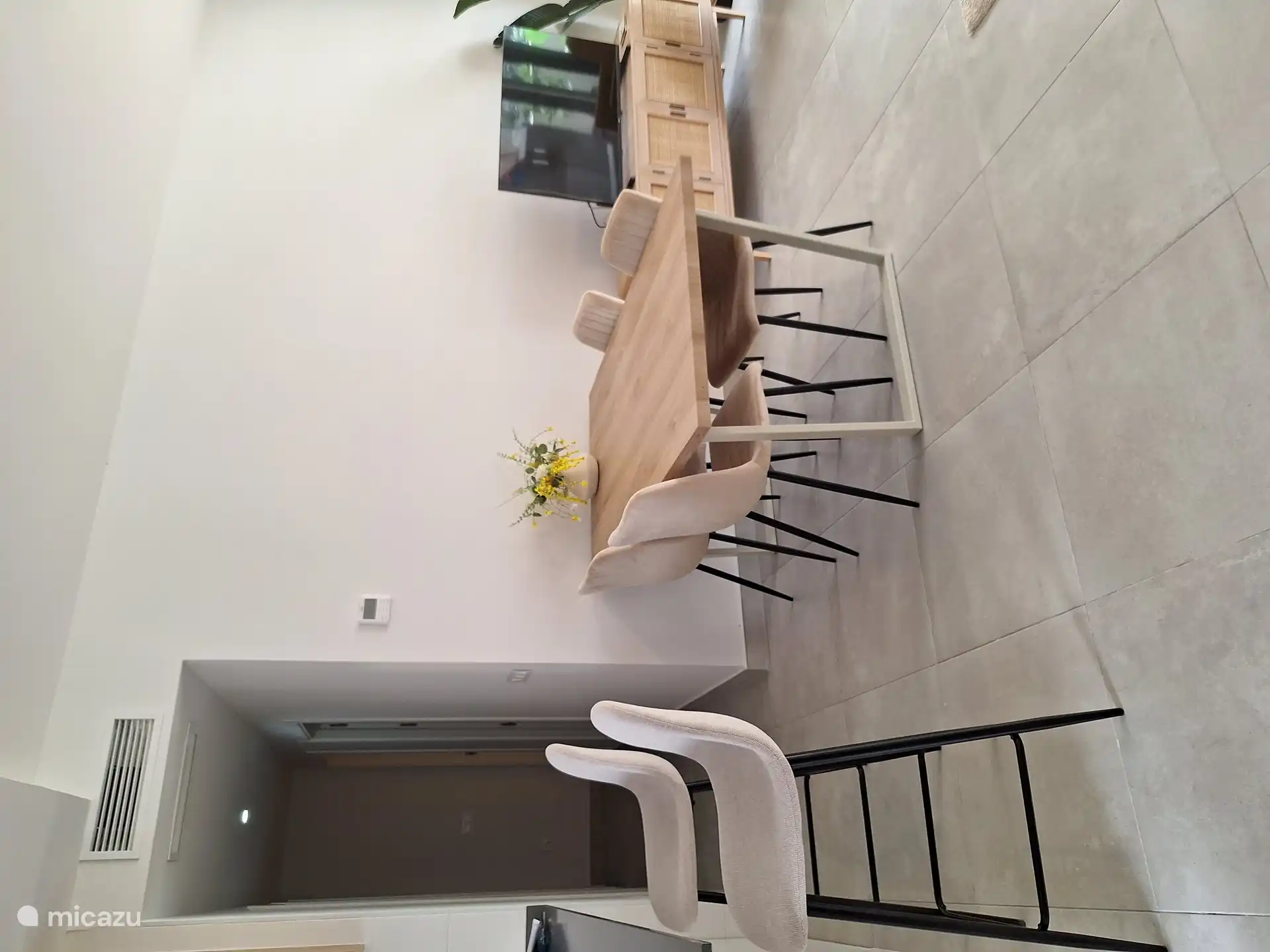 Taburetes de bar sobre encimera de cocina