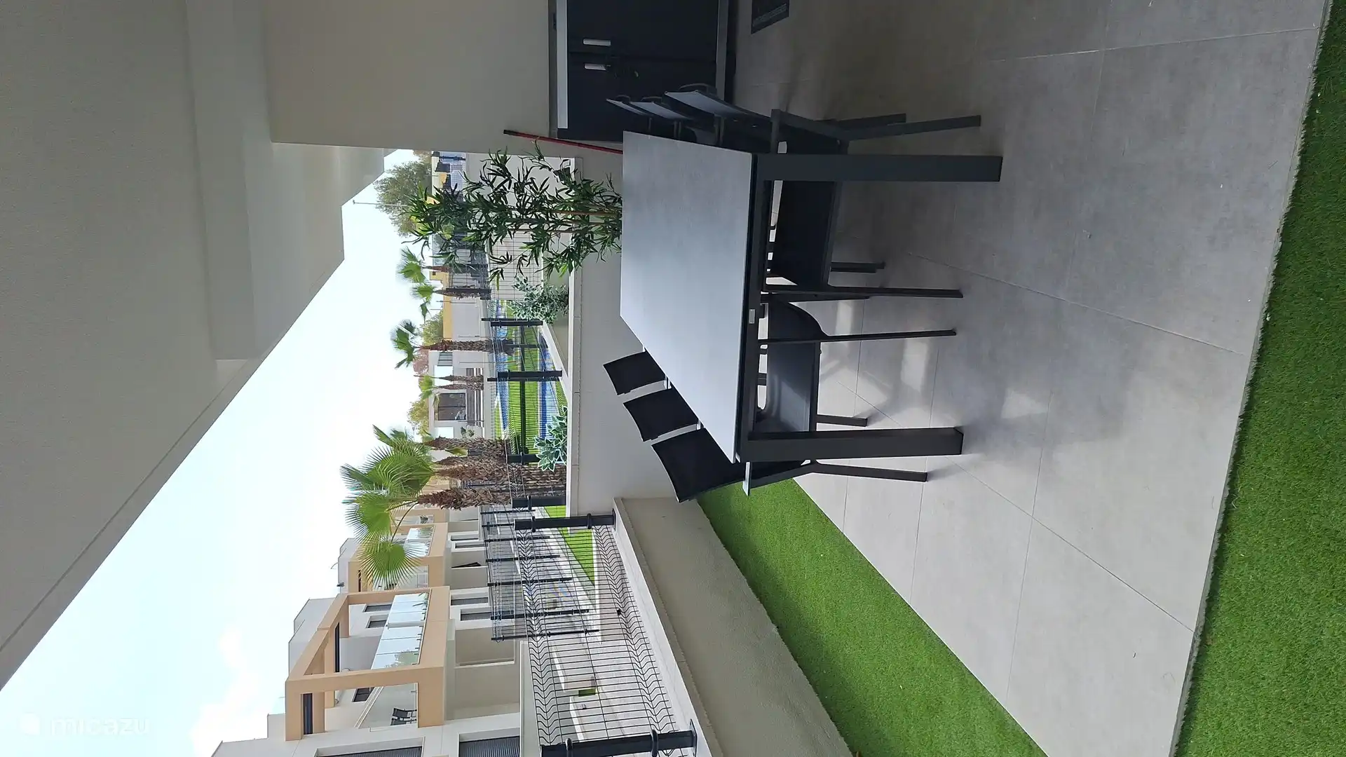 Terraza cubierta con vistas a la piscina