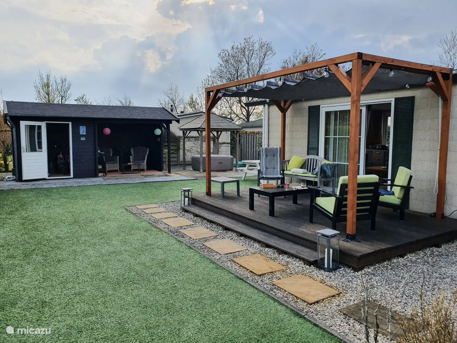 Großzügiger Garten und Terrassenmöglichkeiten.