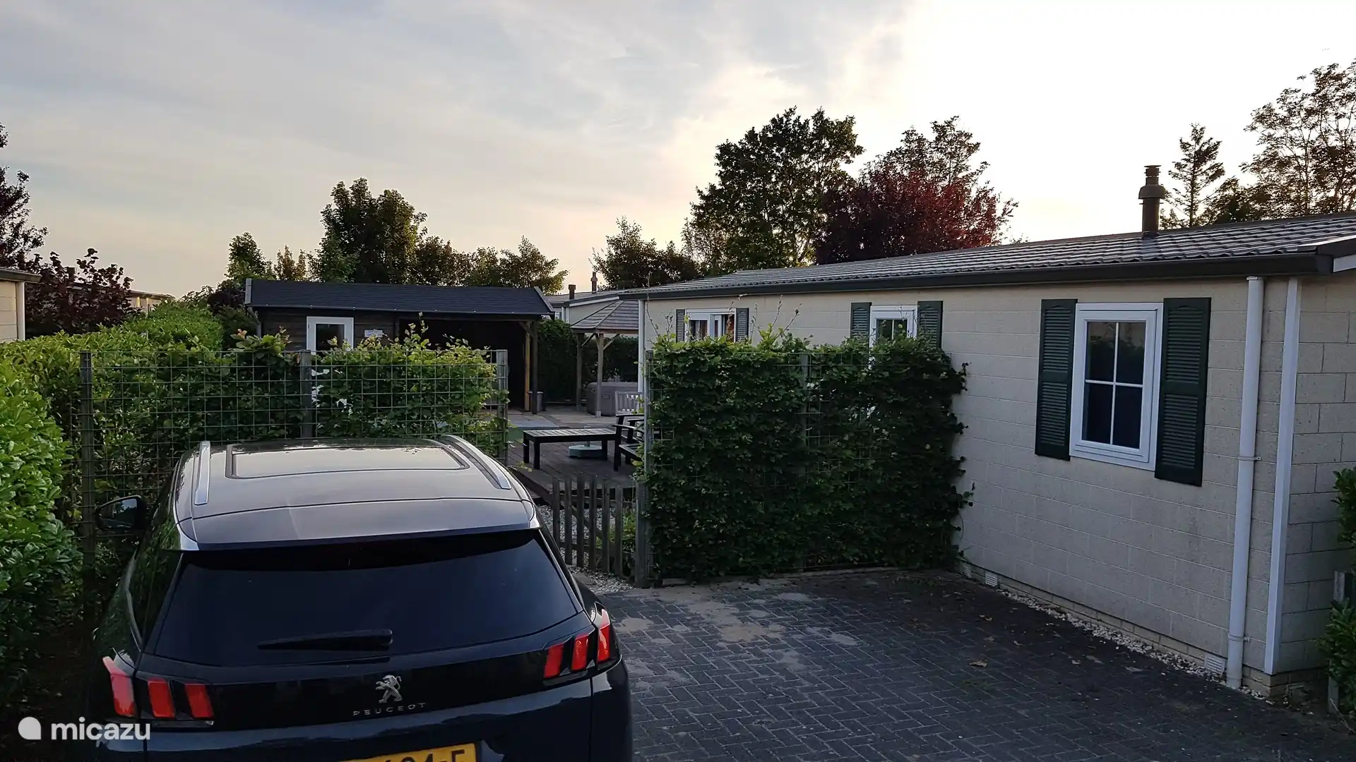 Privater Parkplatz für 2 Autos.