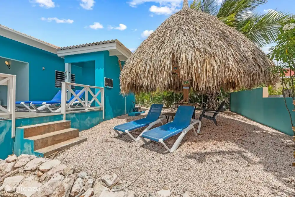 Amplia palapa con tumbonas