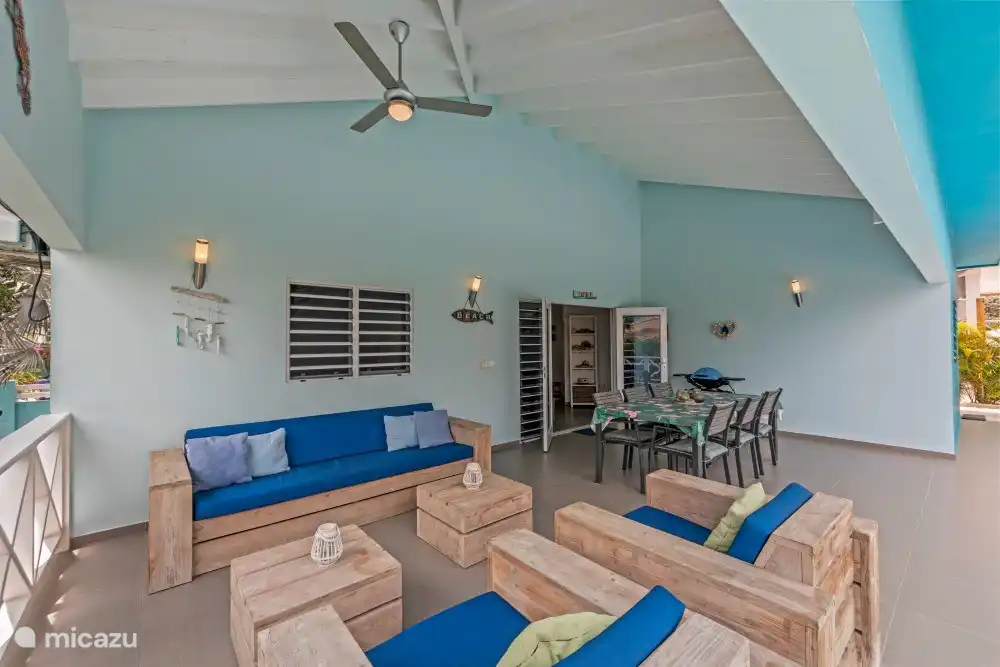 Salón situado bajo la terraza