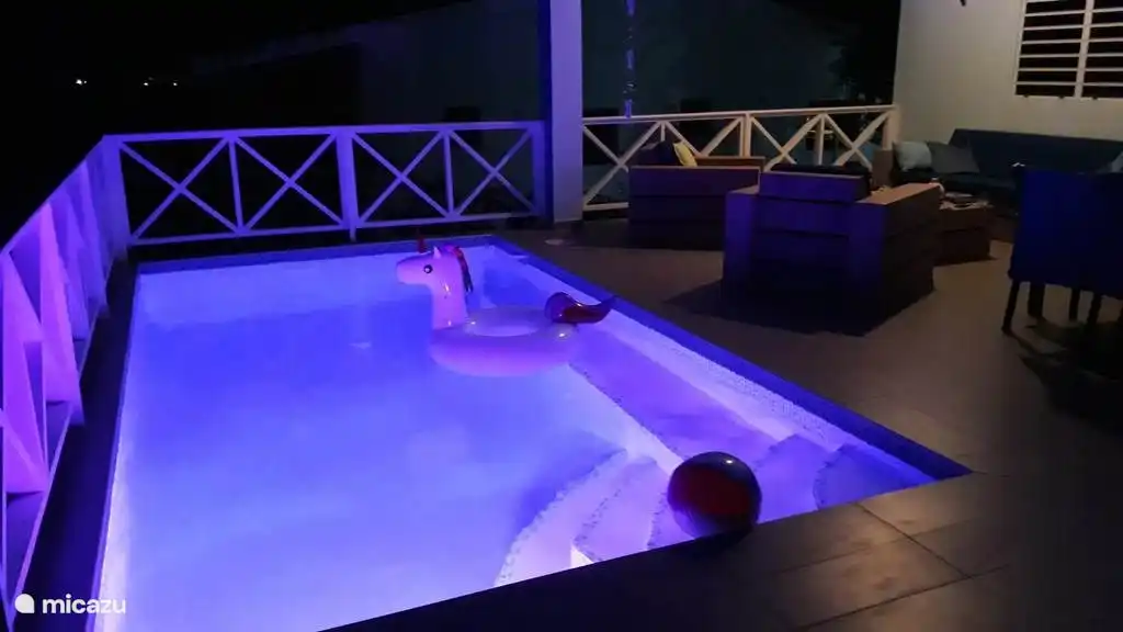 Piscina privada con iluminación