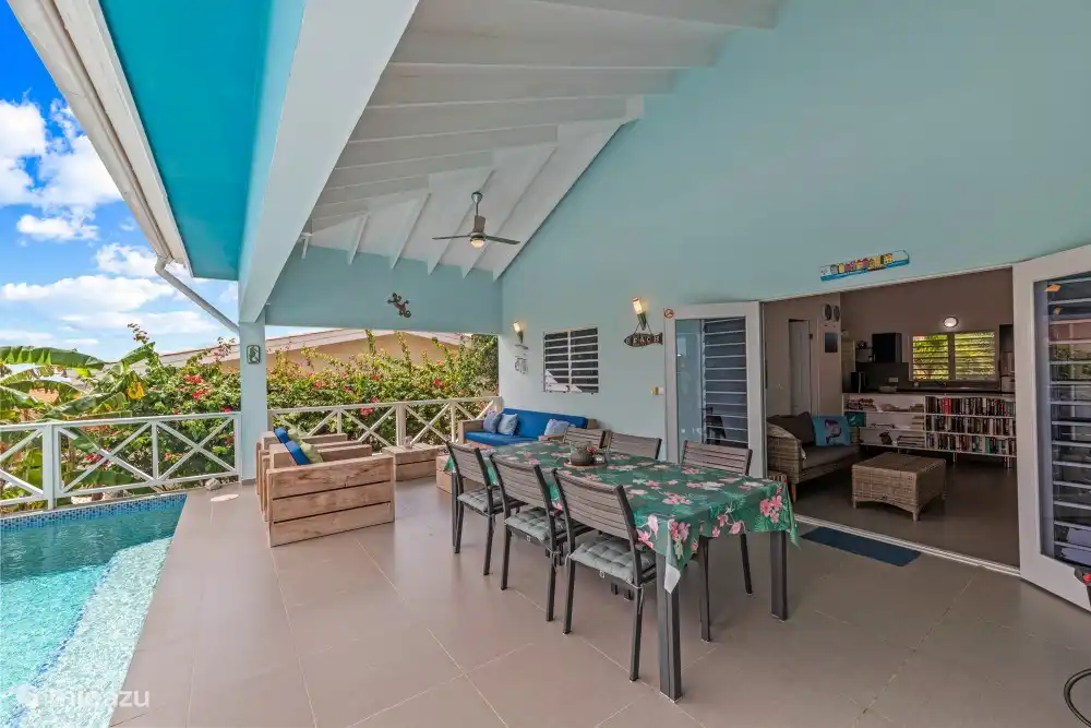 Mesa de comedor con 6 sillas cerca de la terraza