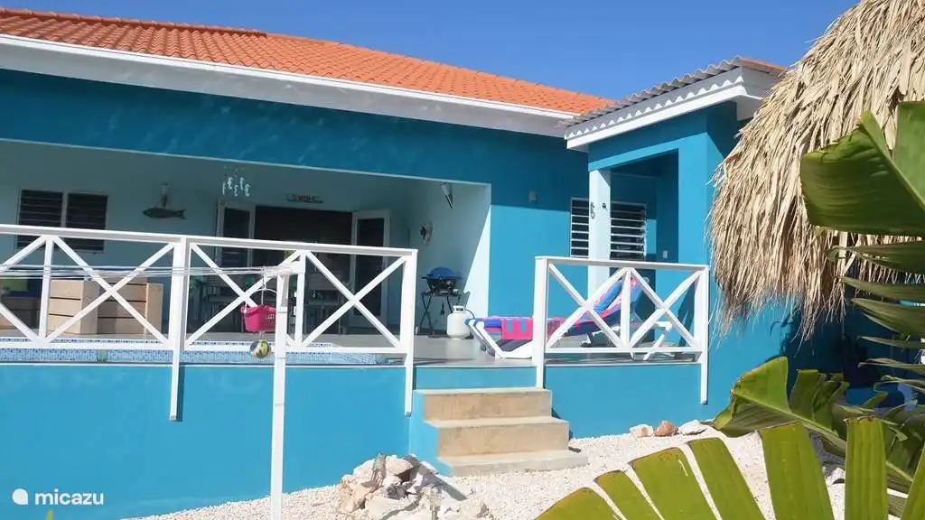 Vista desde el jardín a la villa