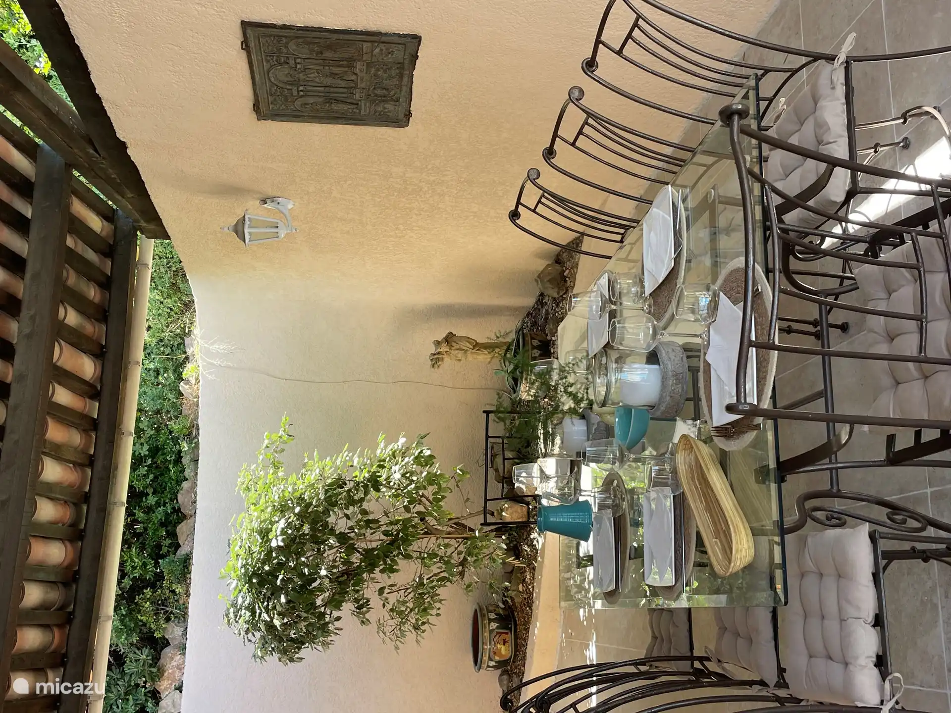 Heerlijke koele overdekte veranda voor de lunch en diner