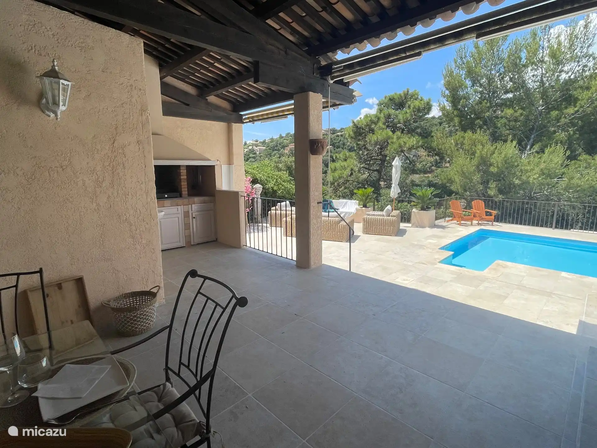 Auf der überdachten Terrasse unseres Ferienhauses in Südfrankreich wird das ultimative Urlaubsgefühl lebendig. Dieser einladende Außenbereich verfügt über bequeme Sitzgelegenheiten und einen geräumigen Esstisch — p