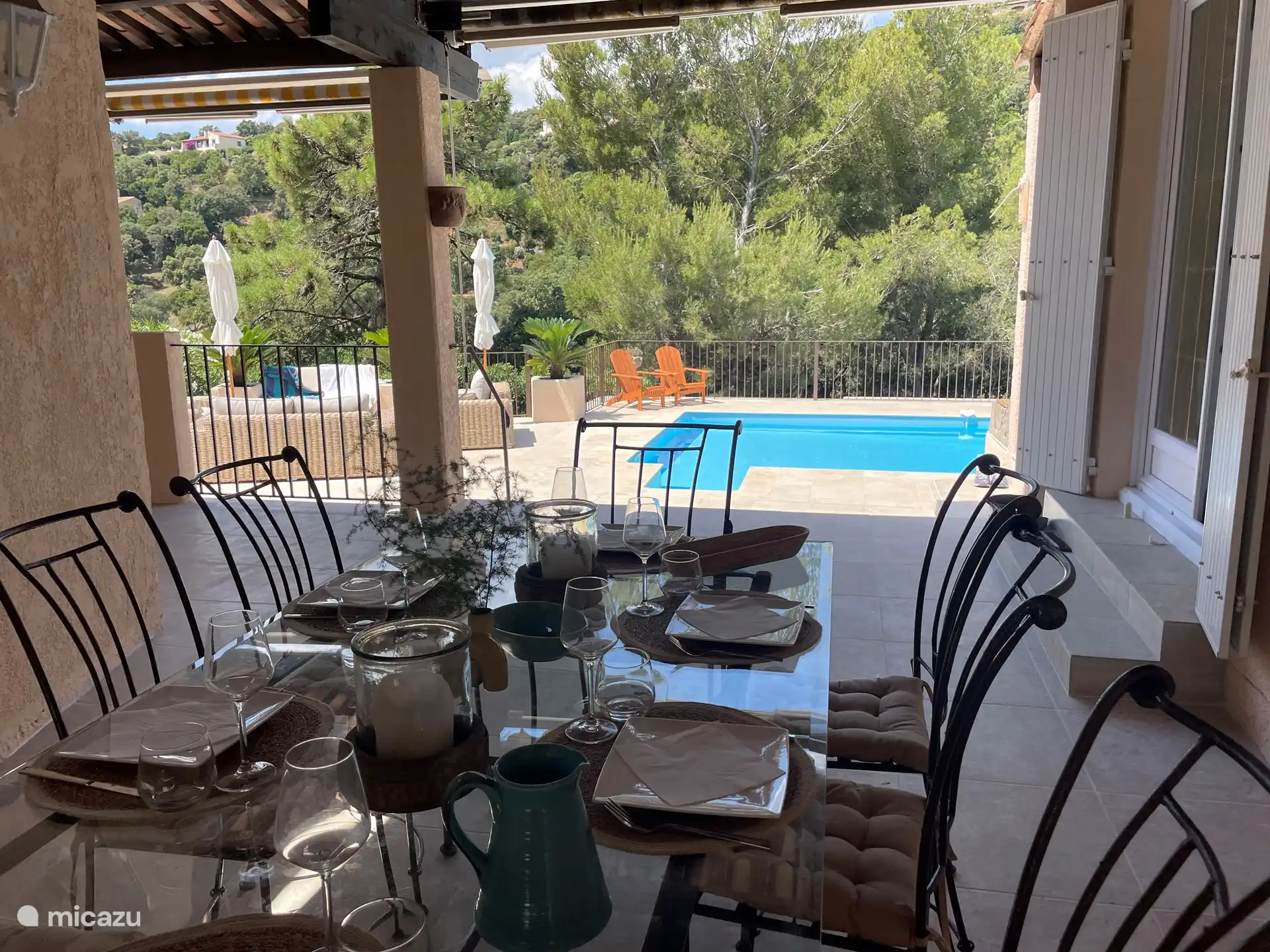 Aan deze sfeervol gedekte buitentafel ervaar je het echte Franse 'joie de vivre'. Of je nu samen ontbijt in de ochtendzon, geniet van een lange lunch met uitzicht op de pijnbomen, of 's avonds dineert