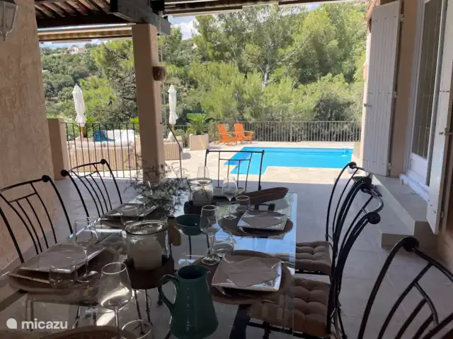 Villa Bougainvillea | France, Côte d'Azur, Les Issambres - villa Aan deze sfeervol gedekte buitentafel ervaar je het echte Franse 'joie de vivre'. Of je nu samen ontbijt in de ochtendzon, geniet van een lange lunch met uitzicht op de pijnbomen, of 's avonds dineert