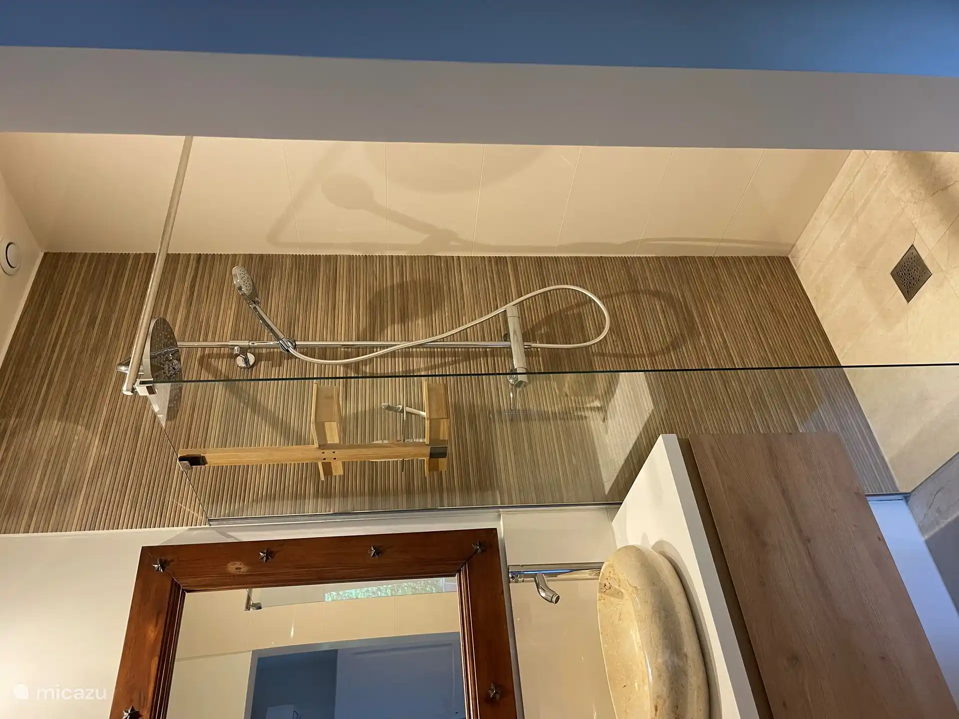 Alle badkamers zijn in dezelfde stijl ingericht met een rustige uitstraling