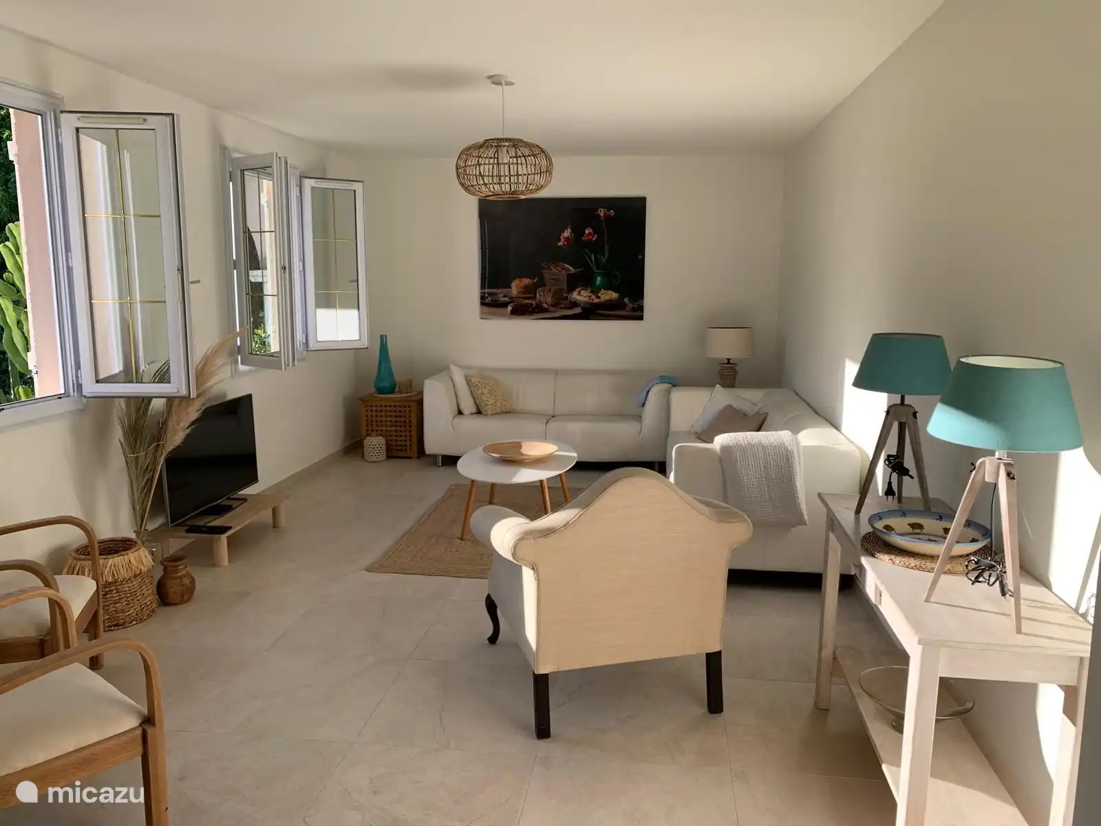 De woonkamer is sfeervol en biedt voldoende zitruimte voor de hele familie