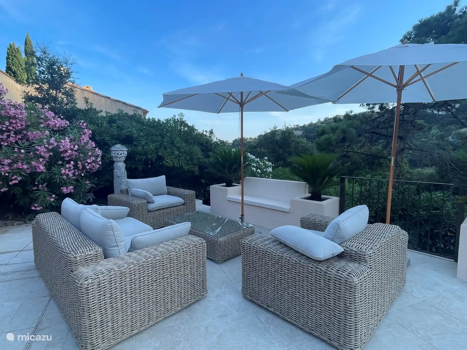 U kunt heerlijk tot laat in de avond loungen op de comfortabele lounge set.