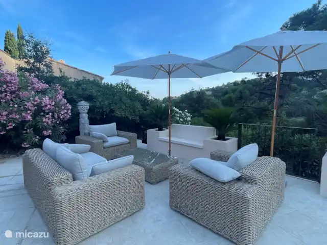 Villa Bougainvillea | France, Côte d'Azur, Les Issambres - villa U kunt heerlijk tot laat in de avond loungen op de comfortabele lounge set.
