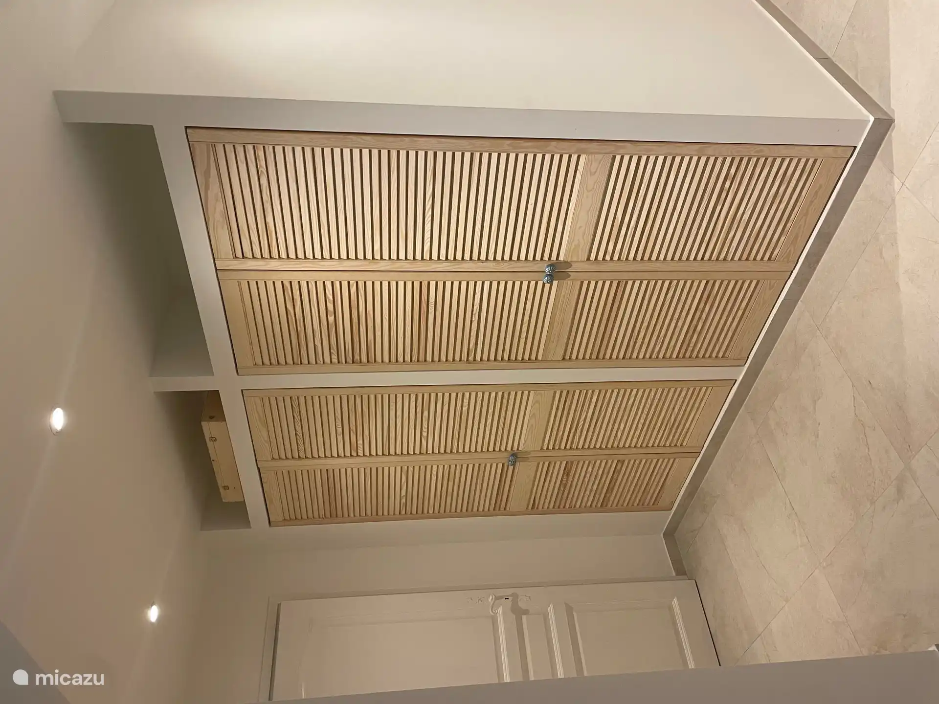 In de hal vindt u het gasten toilet en ruime kast ruimte met daarin ook een kluisje om uw waardevolle spullen veilig te stellen