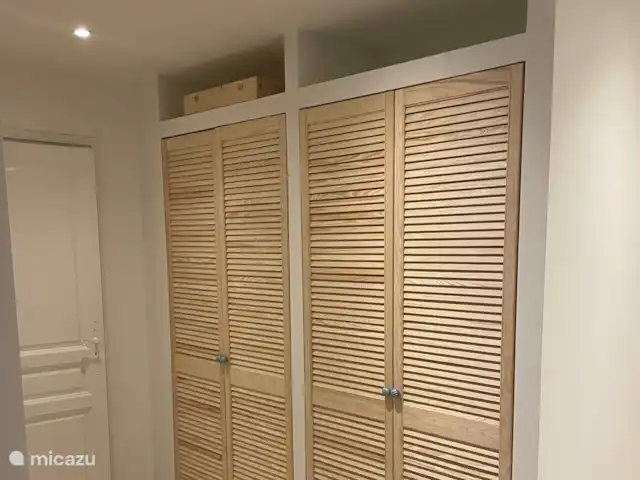 Villa Bougainvillea | France, Côte d'Azur, Les Issambres - villa In de hal vindt u het gasten toilet en ruime kast ruimte met daarin ook een kluisje om uw waardevolle spullen veilig te stellen