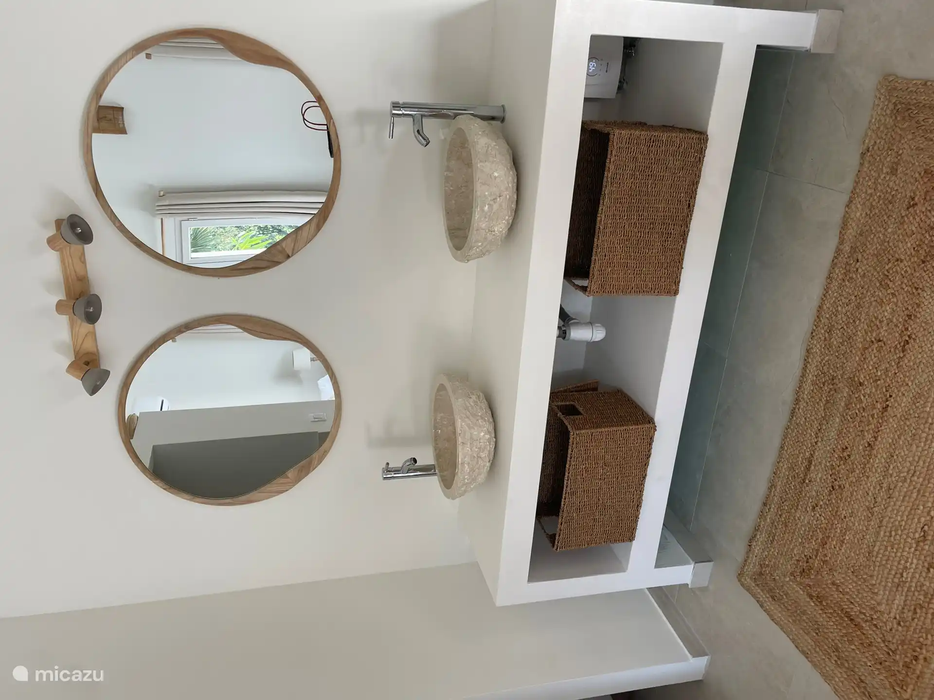 Bohemian stijl wastafel met natuurstenen waskommen.