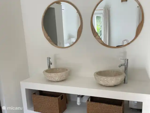 Villa Bougainvillea | France, Côte d'Azur, Les Issambres - villa Bohemian stijl wastafel met natuurstenen waskommen.