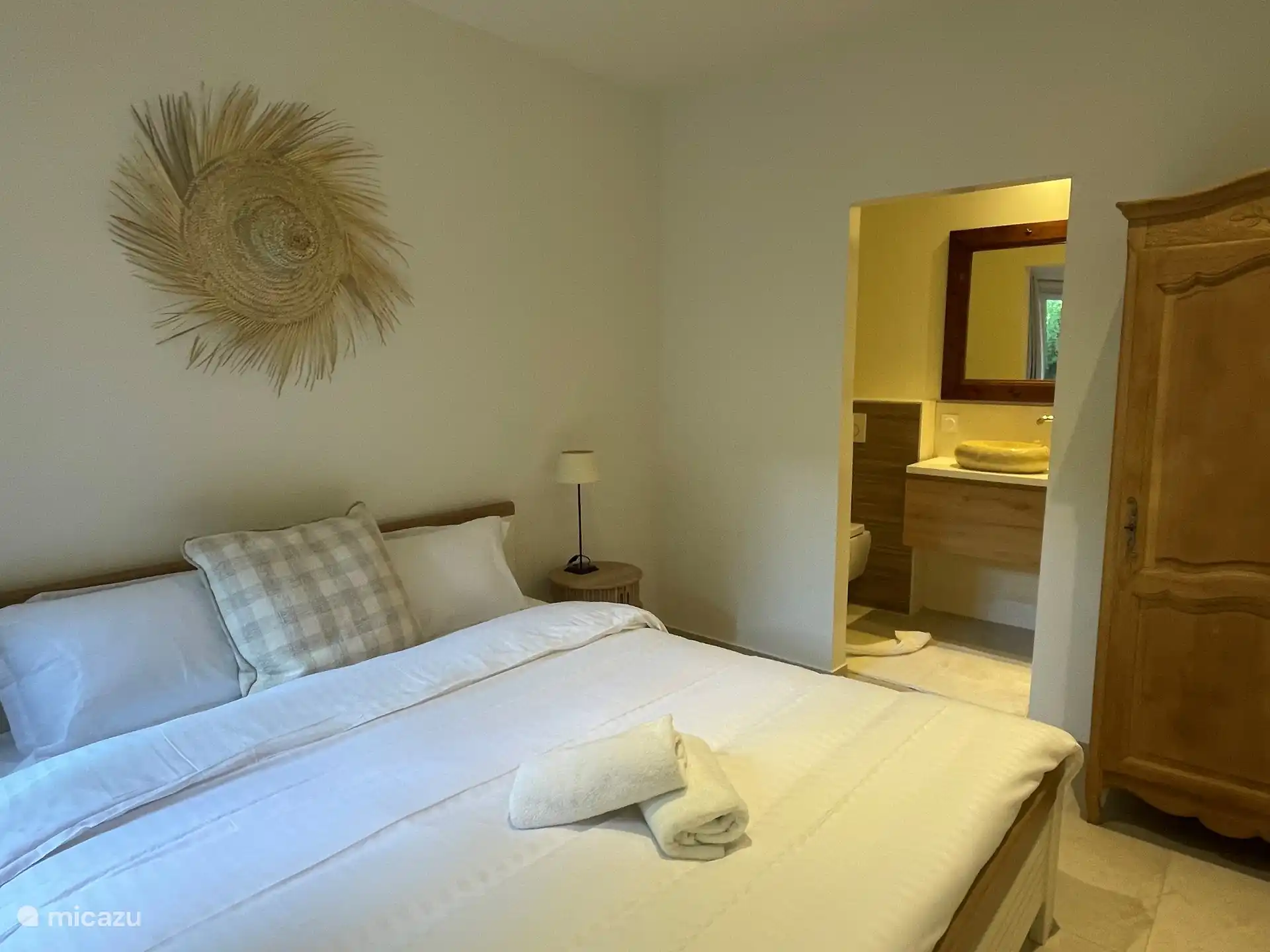 De 3e slaapkamer beschikt ook over een badkamer ensuite met douche en toilet en natuurlijk ook uitgerust met airconditioning.