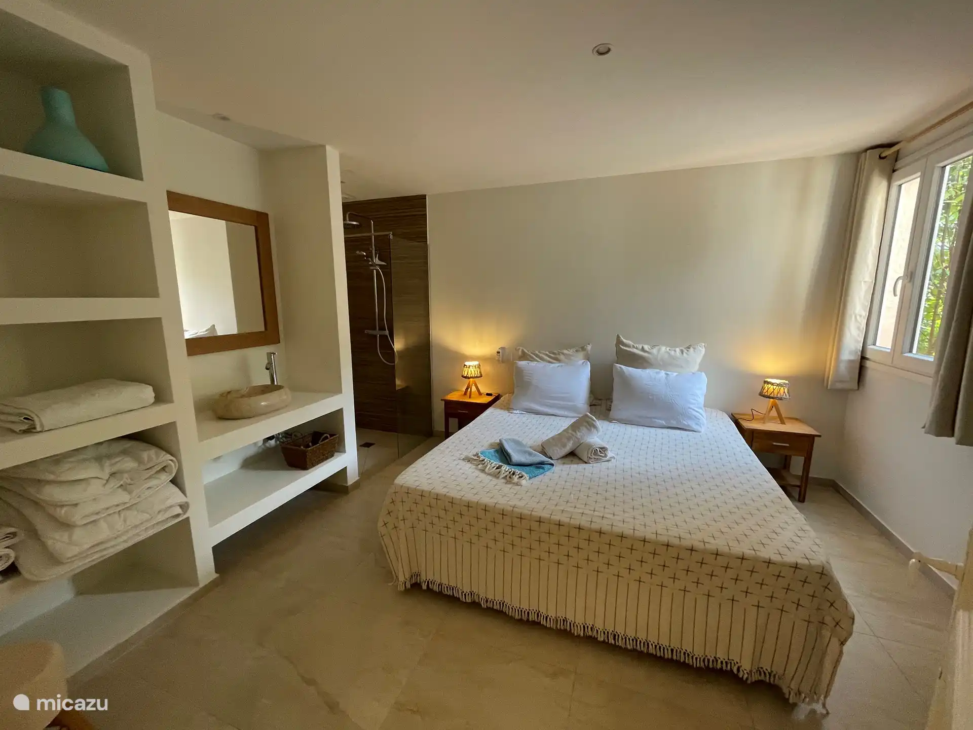 De 2e slaapkamer beschikt ook over een eigen douche en wastafel is heerlijk ruim en is uitgerust met airconditioning.