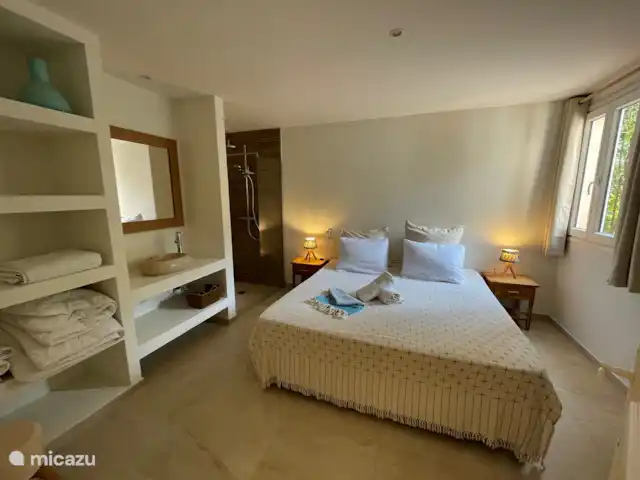 Villa Bougainvillea | France, Côte d'Azur, Les Issambres - villa De 2e slaapkamer beschikt ook over een eigen douche en wastafel is heerlijk ruim en is uitgerust met airconditioning.
