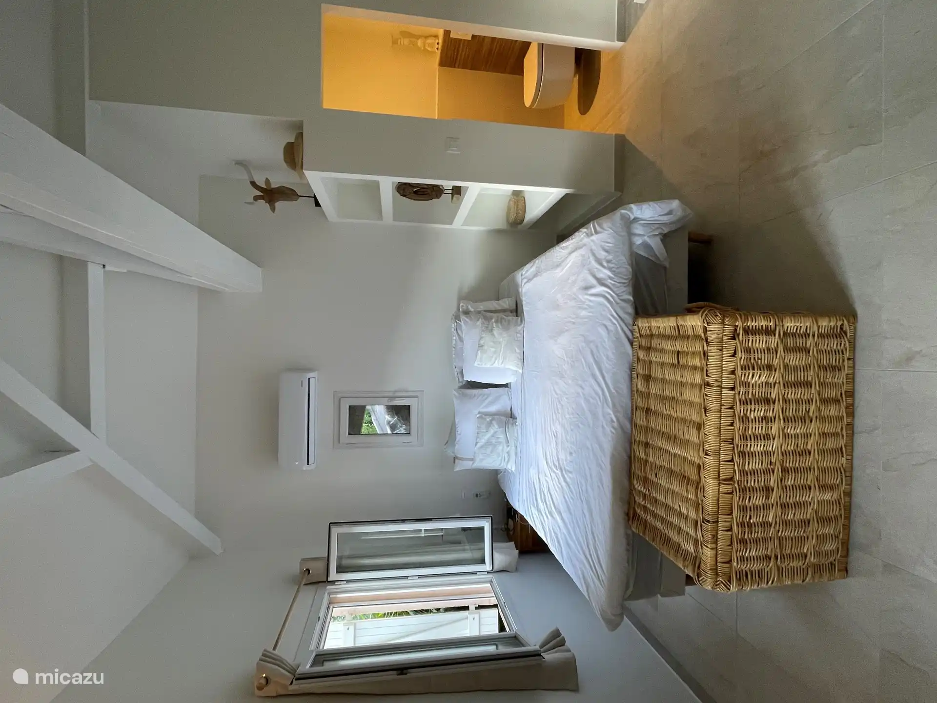 De masterbedroom met open dakstructuur geeft een ruimtelijk gevoel met veel daglicht en beschikt natuurlijk ook over airconditioning.