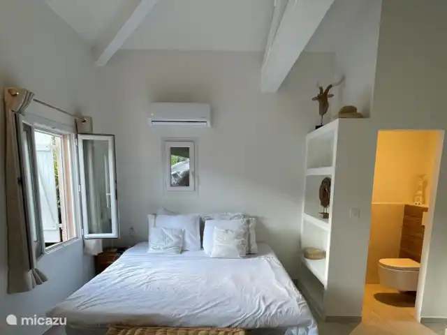 Villa Bougainvillea | France, Côte d'Azur, Les Issambres - villa De masterbedroom met open dakstructuur geeft een ruimtelijk gevoel met veel daglicht en beschikt natuurlijk ook over airconditioning.