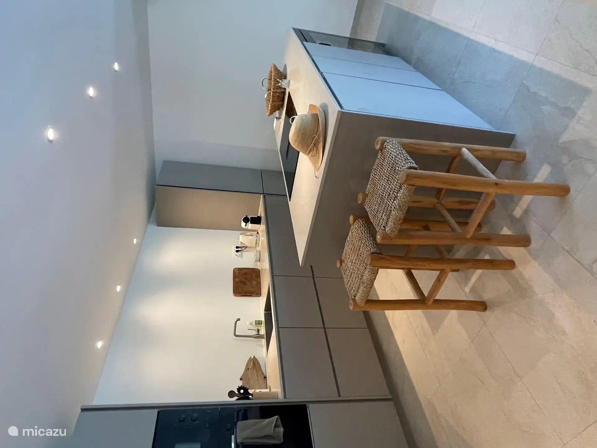 De moderne keuken met kookeiland is uitgerust met alle denkbare apparatuur.