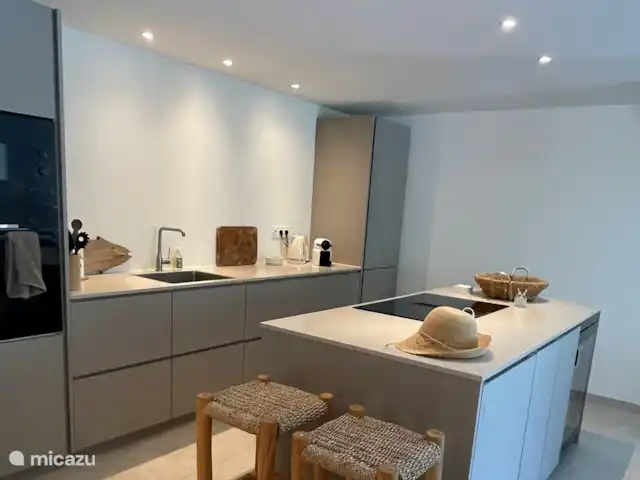 Villa Bougainvillea | France, Côte d'Azur, Les Issambres - villa De moderne keuken met kookeiland is uitgerust met alle denkbare apparatuur.