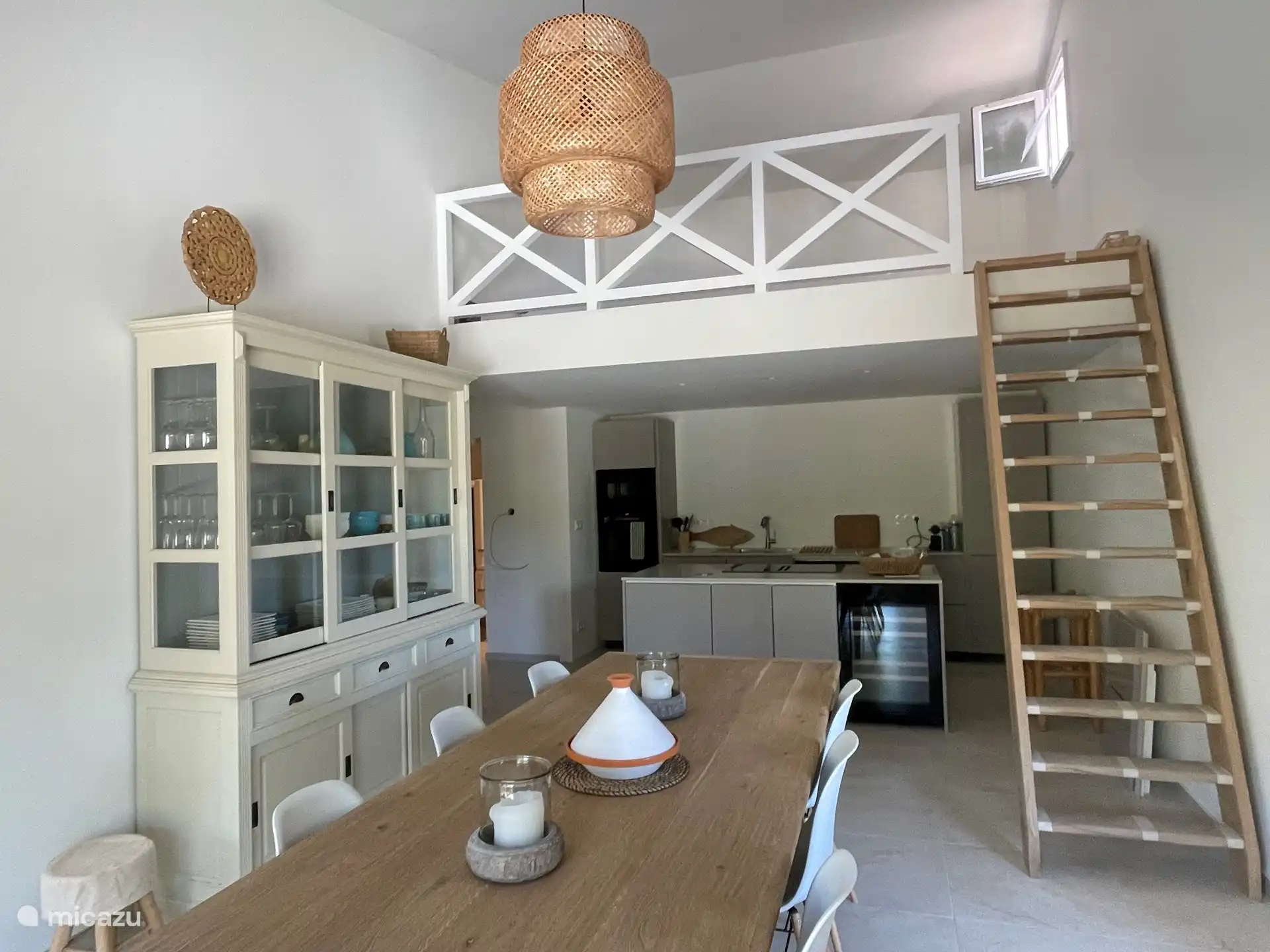 In de heerlijke woonkeuken kun je al kokend vanaf het kookeiland gezellig contact houden met de overige familie leden waardoor koken een gezellig samenzijn wordt.