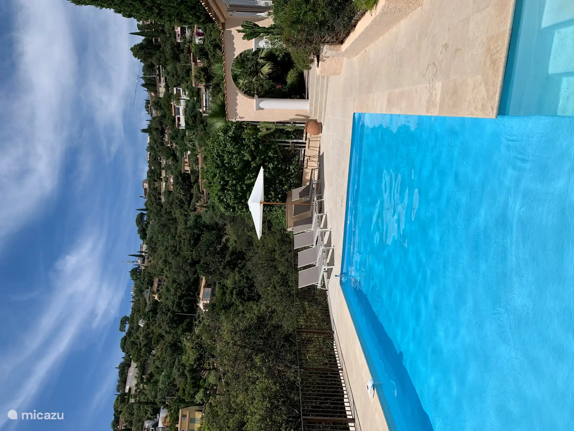 Vanaf de ligstoelen kunt u heerlijk genieten en in alle rust een boek lezen onder het constante concert van vogel geluiden.