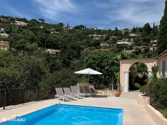 Villa Bougainvillea | France, Côte d'Azur, Les Issambres - villa Vanaf de ligstoelen kunt u heerlijk genieten en in alle rust een boek lezen onder het constante concert van vogel geluiden.