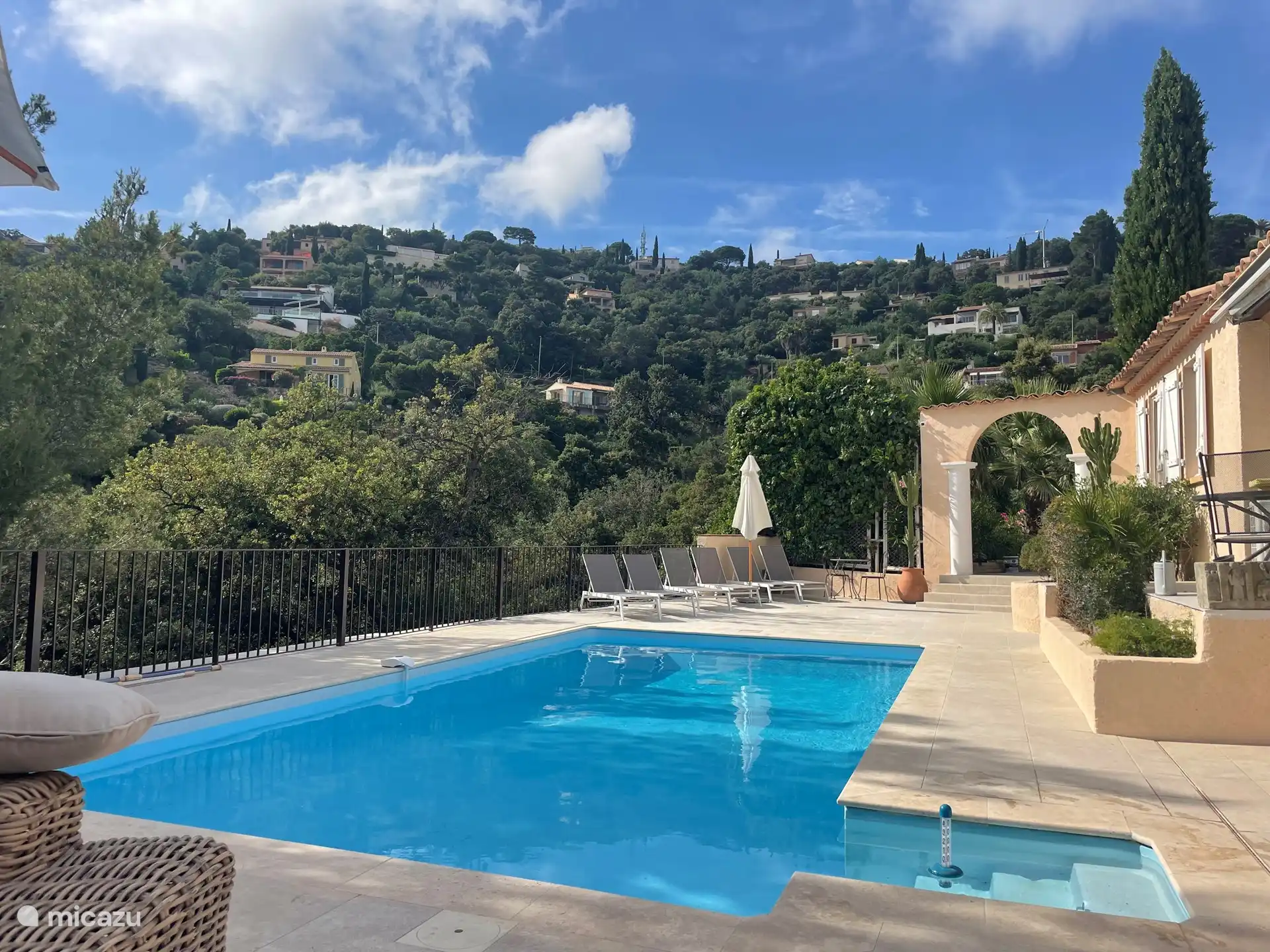 Zwembad en uitzicht berg