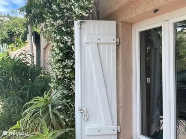 Villa Bougainvillea | France, Côte d'Azur, Les Issambres - villa Direct grenzend aan de slaapkamer biedt dit openslaande raam uitzicht op een weelderige tuin vol mediterrane planten. De bloeiende Jasmijn verspreid een heerlijke geur.