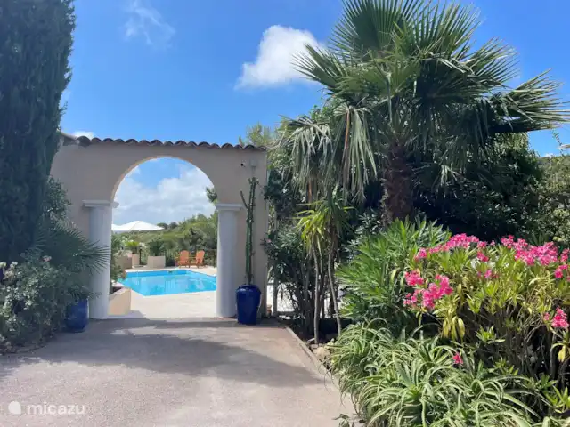 Villa Bougainvillea | France, Côte d'Azur, Les Issambres - villa Via deze elegante boog betreed je het zonovergoten terras met prive zwembad.