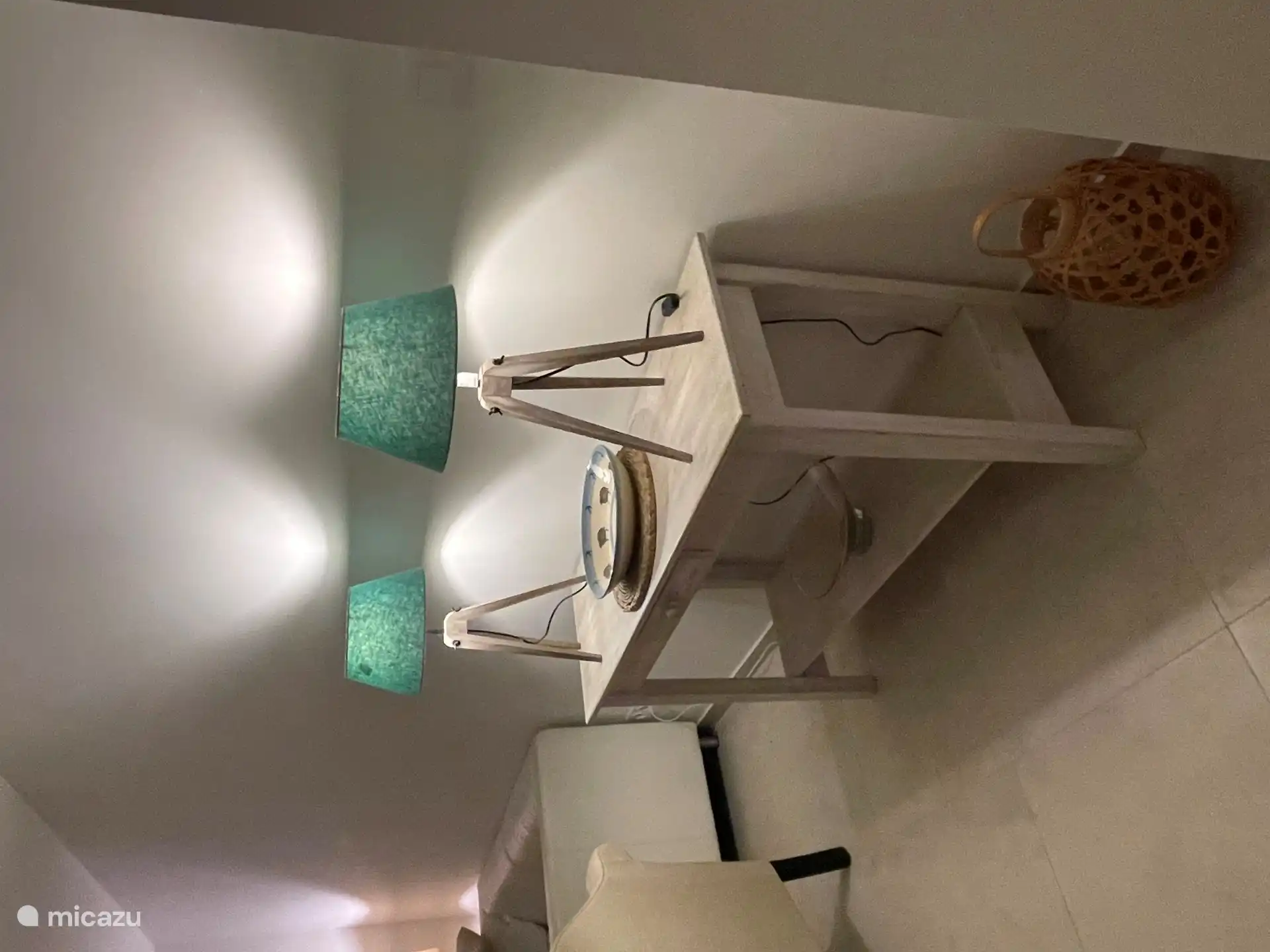 De woonkamer is sfeervol verlicht met zorgvuldig gekozen accessoires.