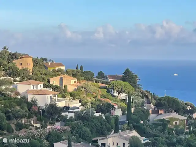 Villa Bougainvillea | France, Côte d'Azur, Les Issambres - villa Uitzichy op het huis vanaf de berg.